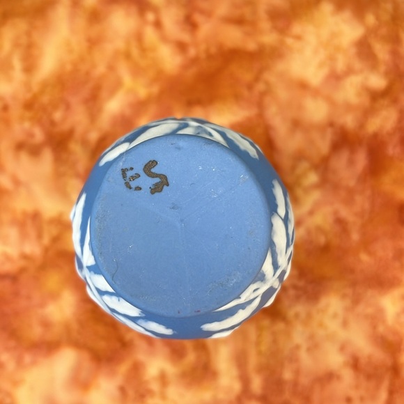 Handmade Blue and White Floral Small Vase - Picture 6 of 9